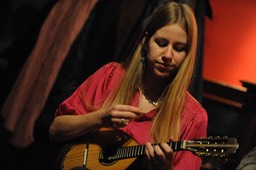 Marijke Wiesenekker at the Gitarrenzentrum/ Café Esperanza. Photo © Dirk Engeland