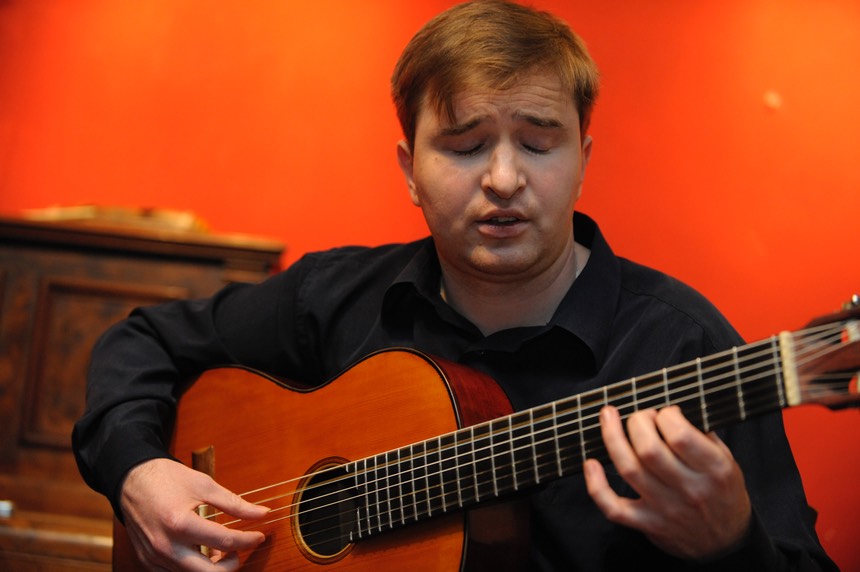 Maxim Lysov at the Gitarrenzentrum/ Café Esperanza.  Photo © Dirk Engeland