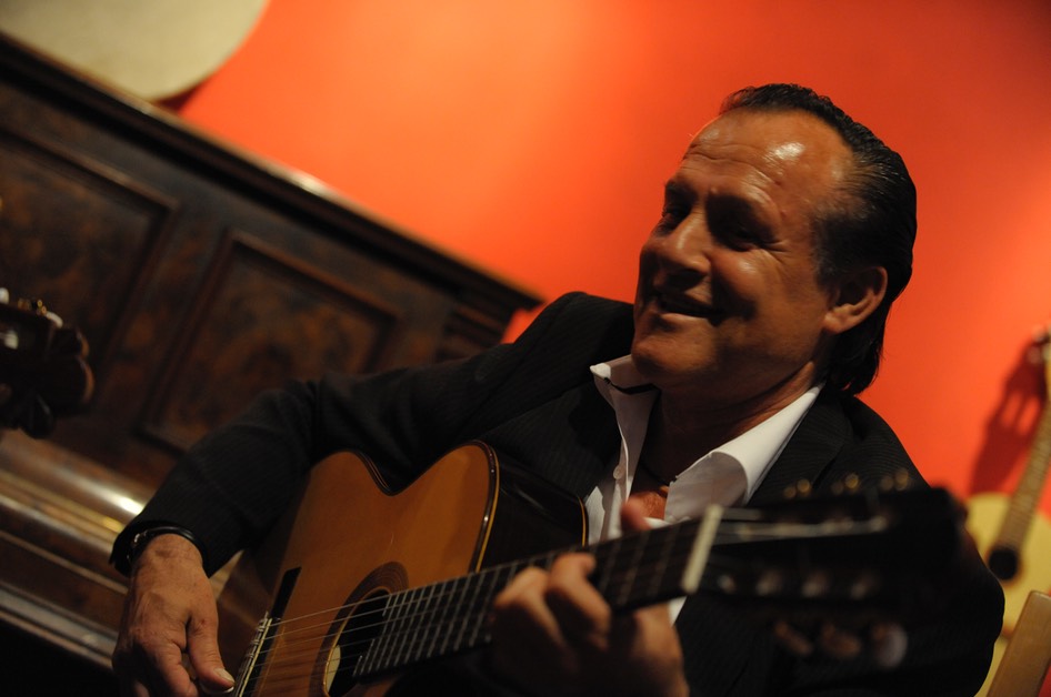 Mike Reinhardt @ "Gitarrenzentrum" with his "Mike Reinhardt Signature Model", Guitarras Calliope. Photo © Dirk Engeland