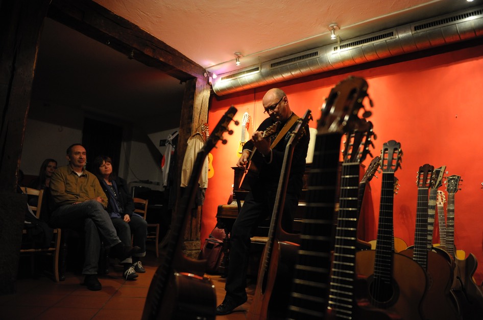 Jacques Stotzem @ Gitarrenzentrum. Photo © Dirk Engeland