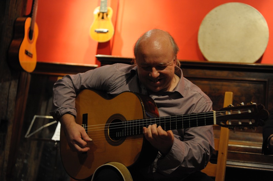 Kai Heumann @ "Gitarrenzentrum" with his "Luthier Modelo Orfeo", Guitarras Calliope. Photo © Dirk Engeland