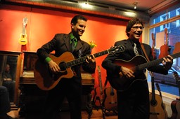 Vinny Raniolo and Frank Vignola @ the Gitarrenzentrum. Photo © Dirk Engeland