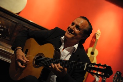 Mike Reinhardt with his model "Mike Reinhardt Signature Model", Guitarras CAlliope @ Gitarrenzentrum. Photo © Dirk Engeland