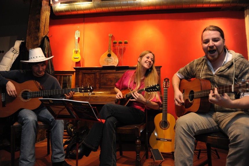 Marijke and Michiel Wiesenekker, Maxim Lysov at the Gitarrenzentrum/ Café Esperanza.  Photo © Dirk Engeland