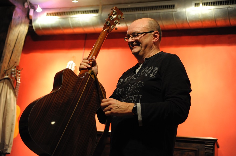 Jacques Stotzem @ Gitarrenzentrum. Photo © Dirk Engeland