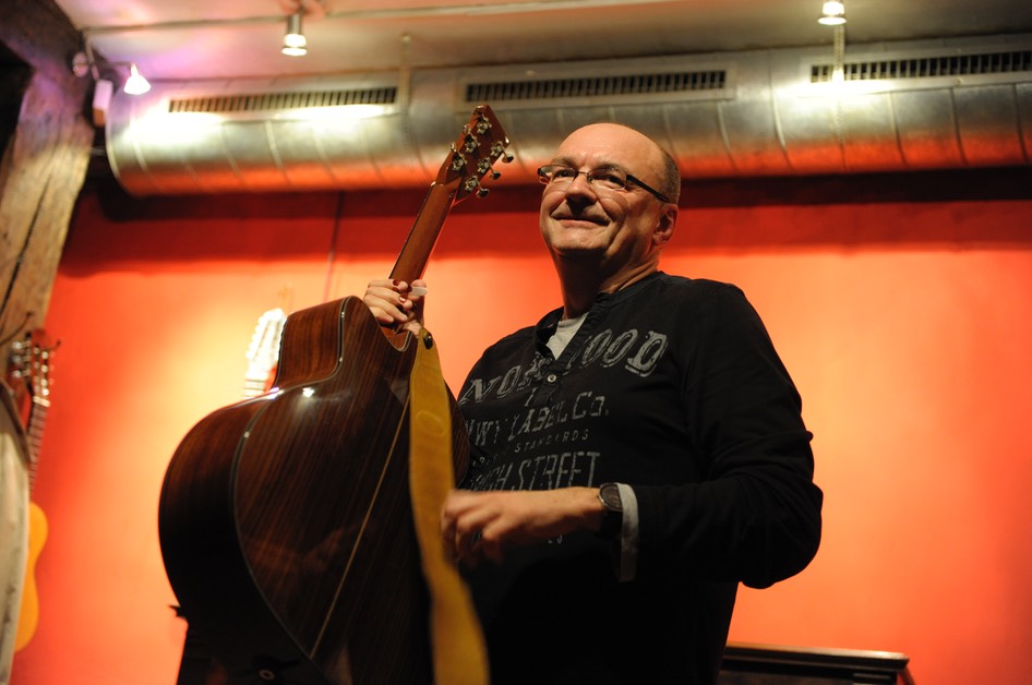 Jacques Stotzem @ Gitarrenzentrum. Photo © Dirk Engeland