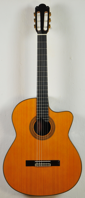 Guitarras Calliope. Kingsize Concert Guitar. Modelo Jodcho Stephan with Cutaway. Cedar. Photo © Guitarras Calliope