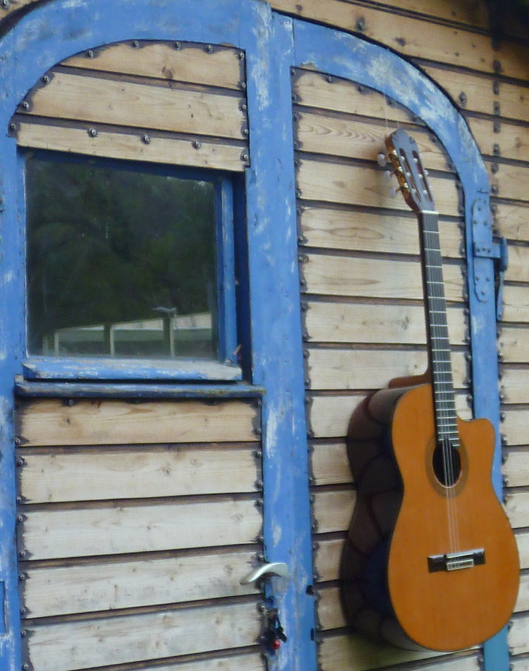 Guitarras Calliope. Kingsize Concert Guitar. Modelo Jodcho Stephan with Cutaway. Cedar. Photo © Guitarras Calliope