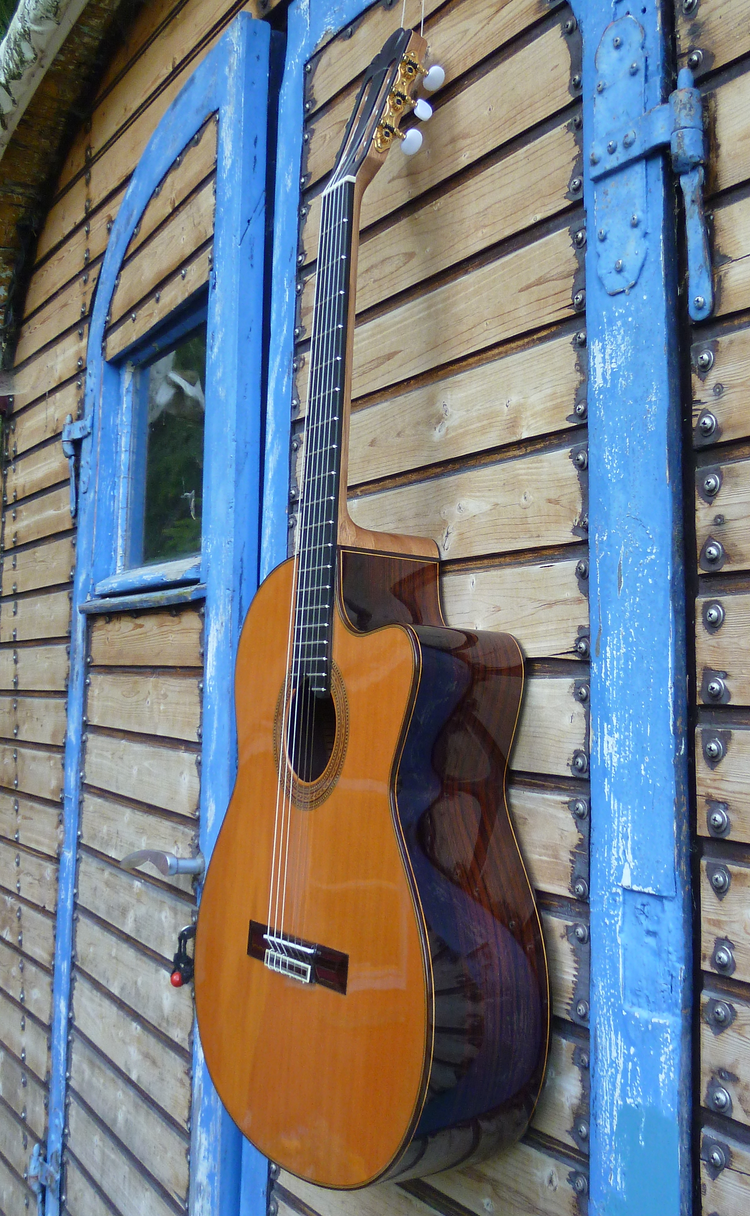 Guitarras Calliope. Kingsize Concert Guitar. Modelo Jodcho Stephan with Cutaway. Cedar. Photo © Guitarras Calliope