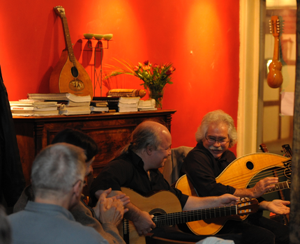 Kai Heumann and Stephen Bennett at the Gitarrenzentrum.©Dirk Engeland