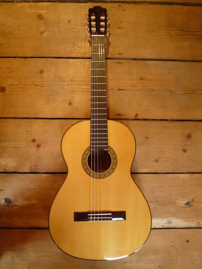 Concertguitar. Modelo "Aphrodite"  (Guitarras Calliope), Fichte. Spruce. Photo © UK