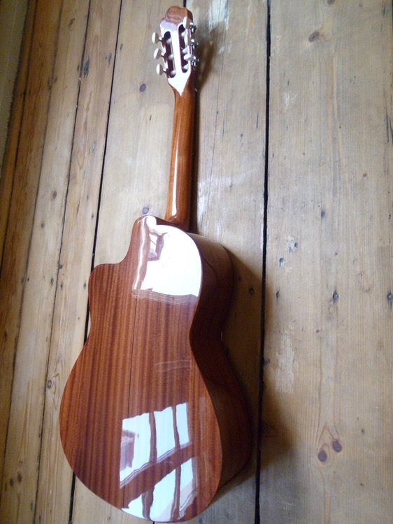 Concertguitar. Modelo "El Sur- Cutaway"  (Guitarras Calliope), Zeder. Cedar. Photo © UK