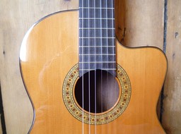 Concertguitar. Modelo "El Sur- Cutaway"  (Guitarras Calliope), Zeder. Cedar. Photo © UK