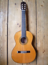 53.Fichte. Kinderkonzertgitarre. Children Concertguitar. "Modelo Linus"(Guitarras Calliope), Cedar. Photo © UK