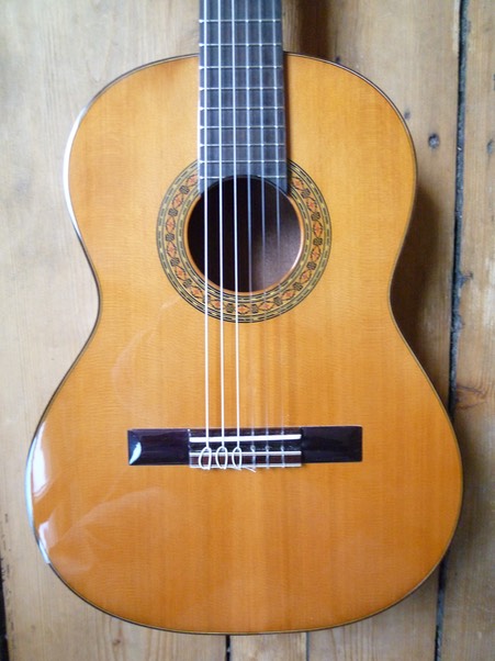 Kinderkonzertgitarre. Children Concertguitar. "Modelo Linus"(Guitarras Calliope), Cedar. Photo © UK