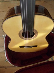 Modelo Orfeo Meistergitarre fretless. Luthier. Photo © UK