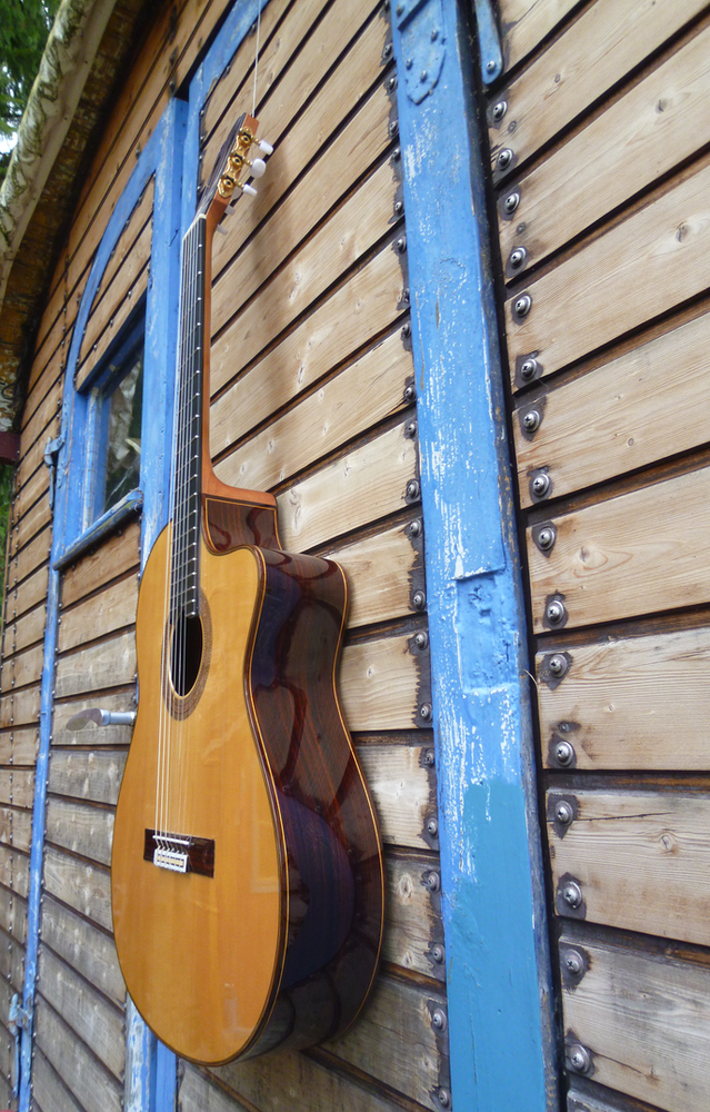 Guitarras Calliope. Kingsize Concert Guitar. Modelo Mike Reinhardt with Cutaway. Photo © Guitarras Calliope