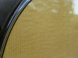 Meistergitarre Kingsize Concertguitar Modelo Orfeo (Guitarras Calliope), Fichte. Detail Decke. hängt an einer Zirkuswagentür. Photo © UK