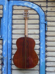 Meistergitarre Kingsize Concertguitar Modelo Orfeo (Guitarras Calliope), Fichte. Cocobolo Korpus. Rückseite. hängt an einer Zirkuswagentür. Photo © UK