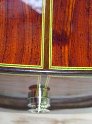 Meistergitarre Kingsize Concertguitar Modelo Orfeo (Guitarras Calliope), Fichte. Detail. Rückseite. hängt an einer Zirkuswagentür. Photo © UK