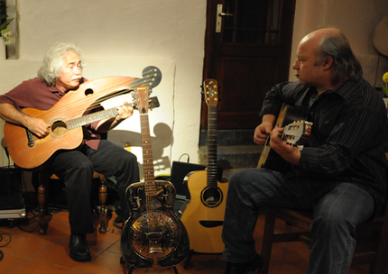 Stephen Bennett Kai Heumann at the Gitarrenzentrum.  Photo © D. Engeland